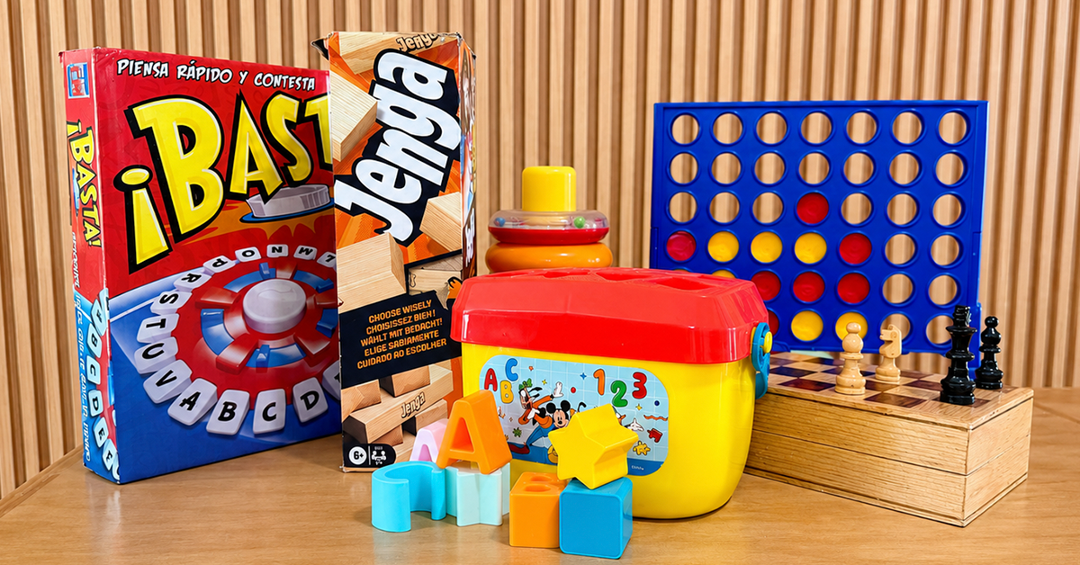 Personas conviviendo con juegos de mesa en BioCafetería