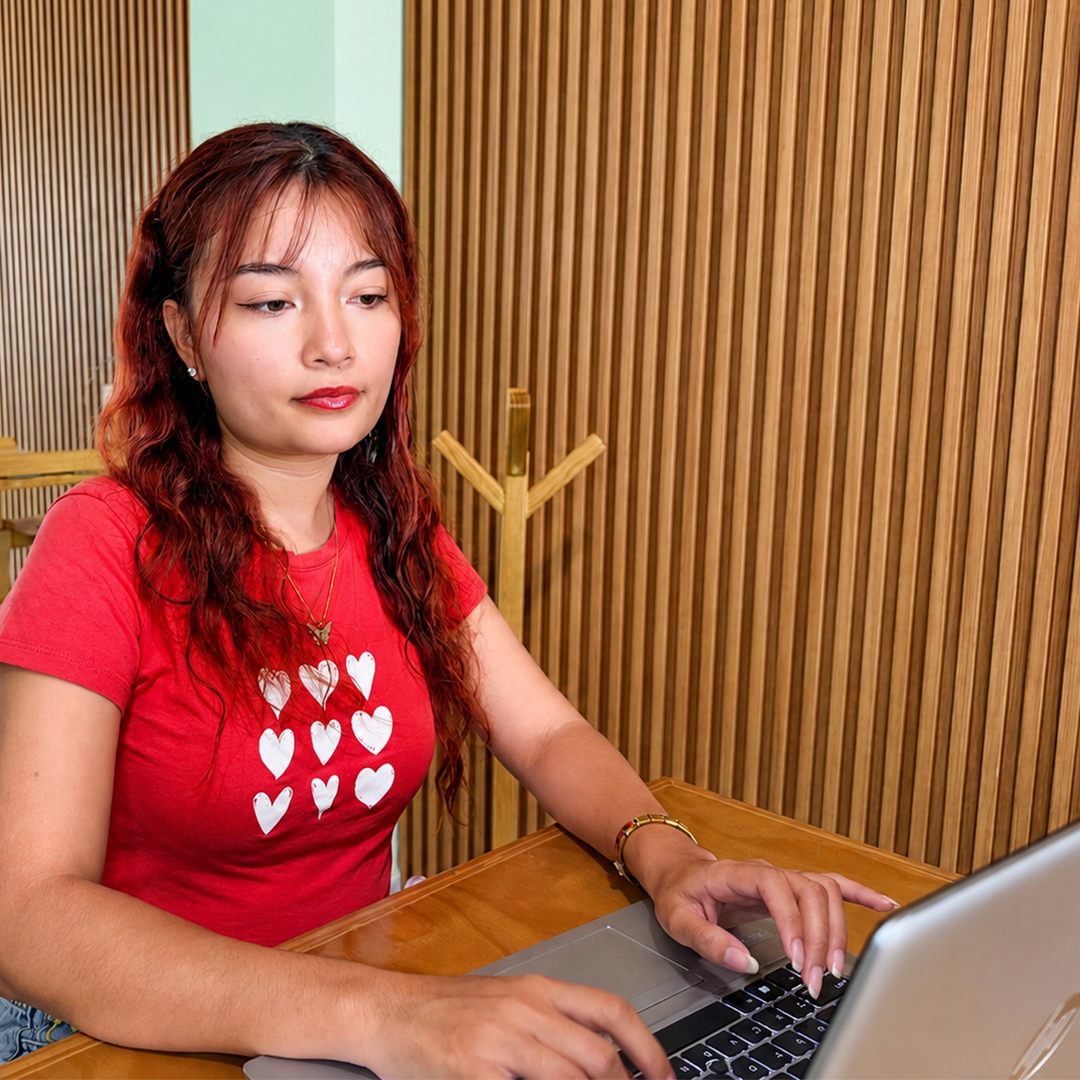 Persona trabajando desde su laptop en BioCafetería